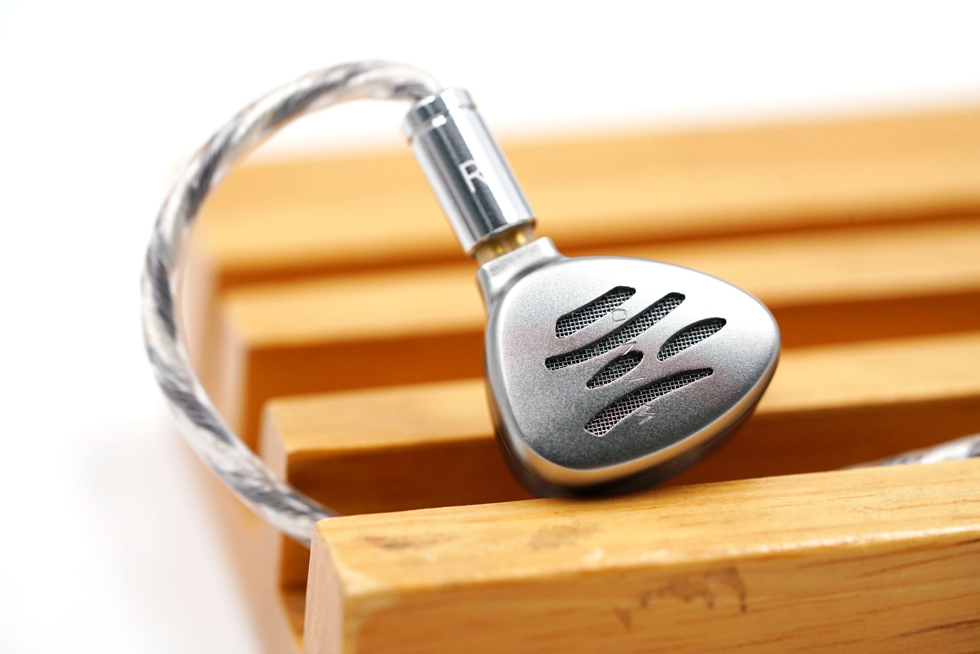 BQEYZ Wind Silver-Plated Single Crystal Copper IEM Upgrade Cable